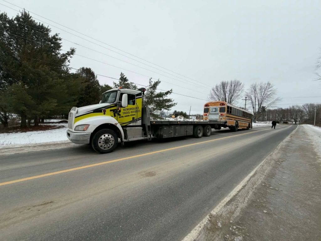 Remorquage d'un autobus scolaire