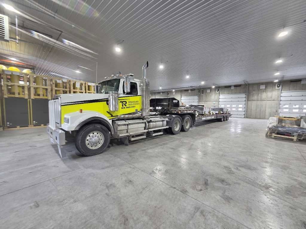 Tracteur routier et remorque Landoll de Remorquage Trois-Rivières