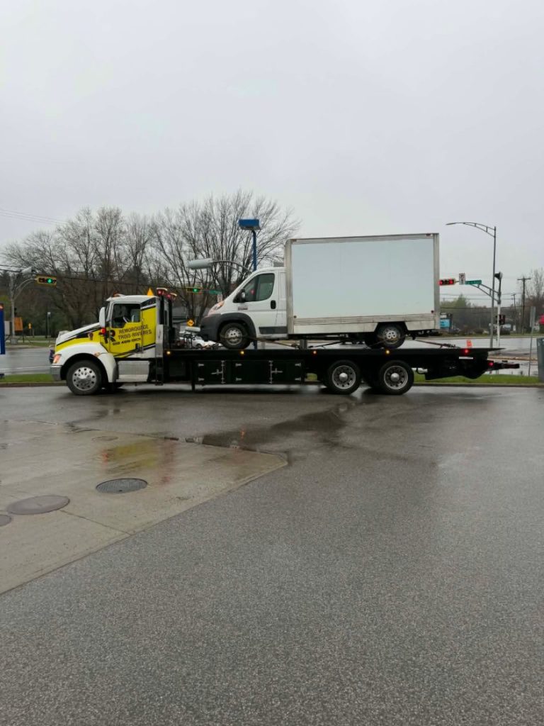 Camion cube chargé sur un plateau