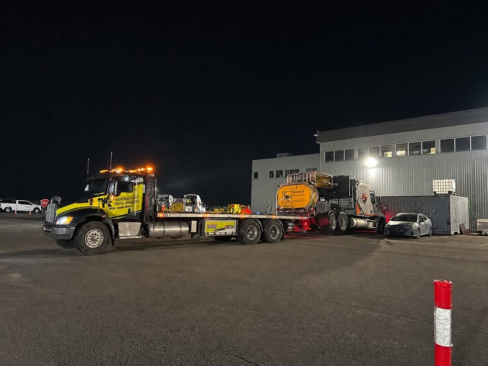 Dépanneuse de nuit avec un tracteur routier