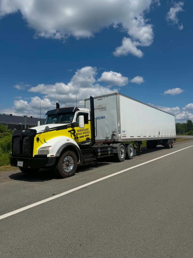 Tracteur de Remorquage Trois-Rivières tirant une semi-remorque